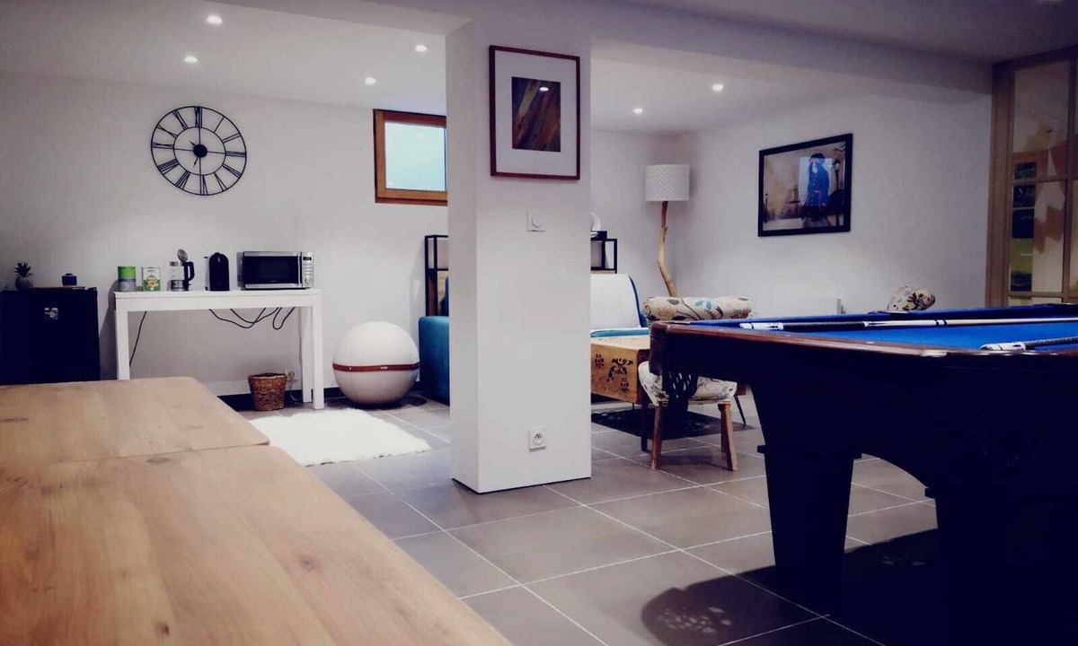 Neuvecelle Apartment | Complete accommodation with home cinema, pool table and private terrace.