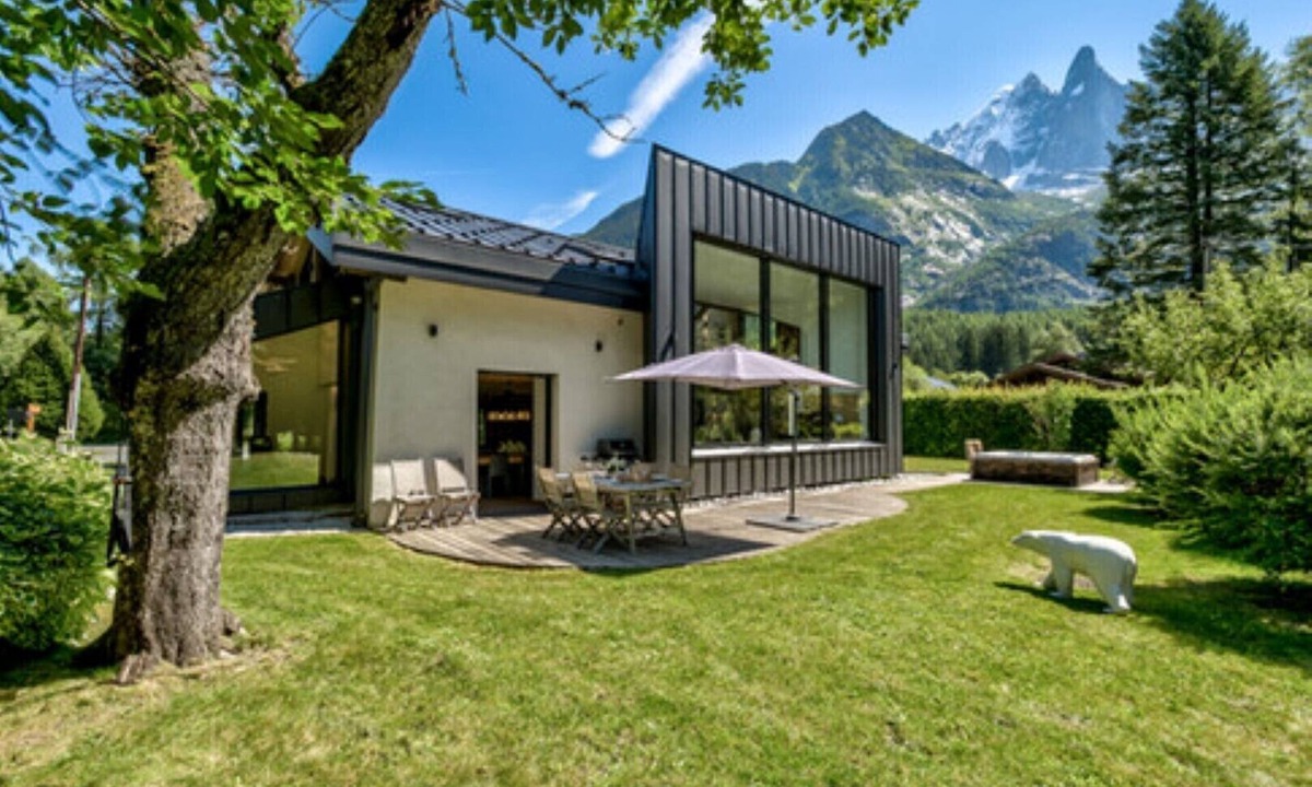 Les Tines Ski Chalet | Contemporary chalet with proximity to the golf course and ski lifts in Chamonix.