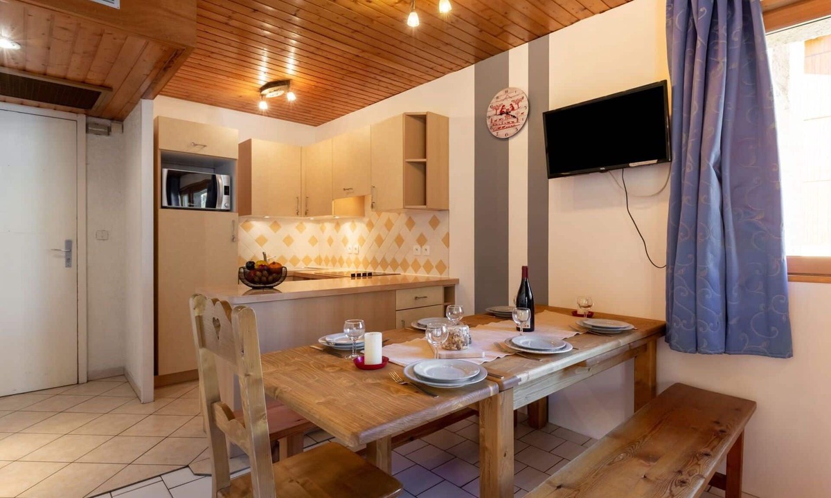 Tignes Apartment | Cosy apartment for 7 guests with WIFI, TV and balcony