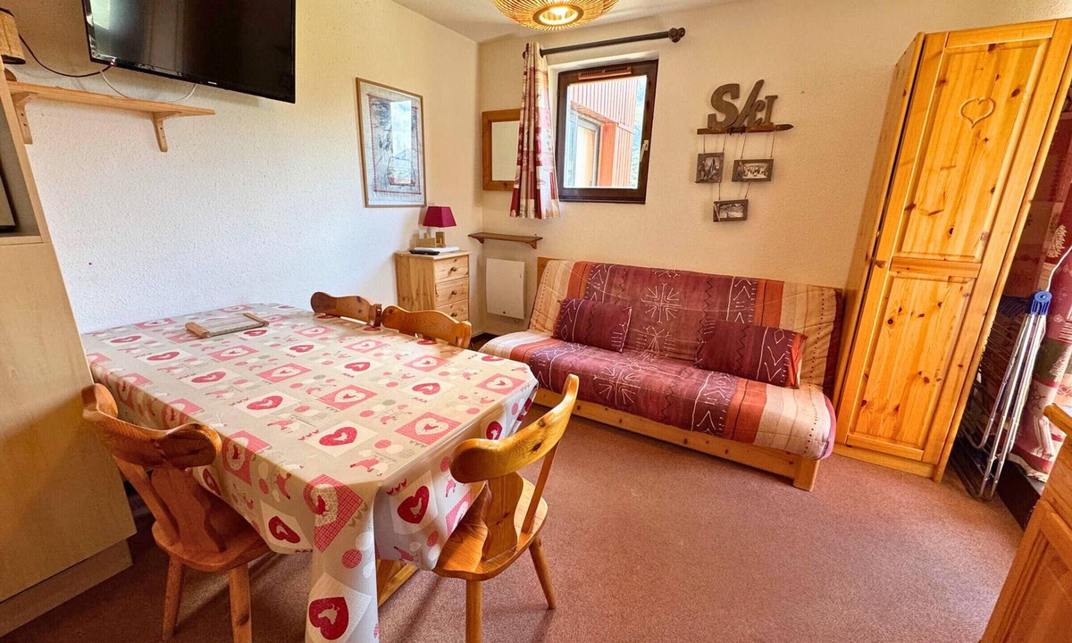 Les Bruyeres Apartment | Cozy 3-Room Apartment for 5 with Ski-In/Ski-Out, Balcony, and Modern Amenities