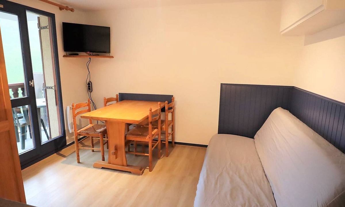 Areches Apartment | Cozy 4/5 Pers Apartment with Balcony, Pool Access & Close to Ski - 2 Stars