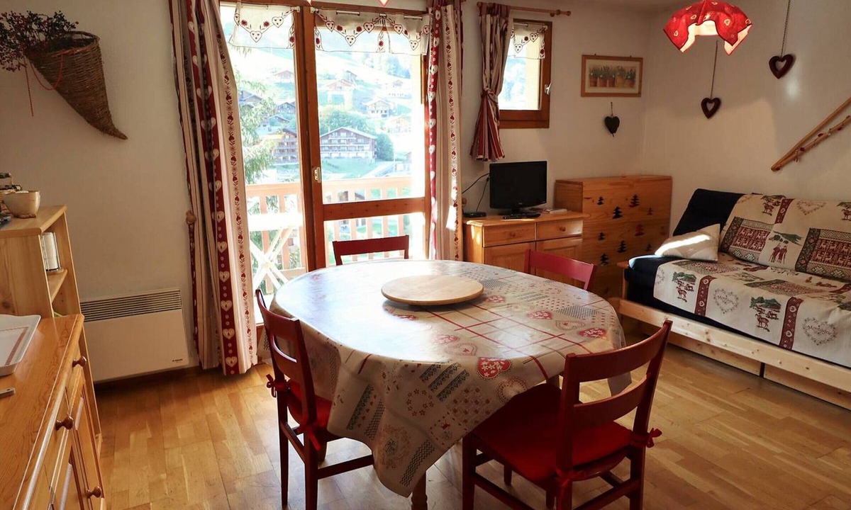 Areches Apartment | Cozy and Spacious 33m² Apartment for 6 with Pool and Balcony in Beaufort