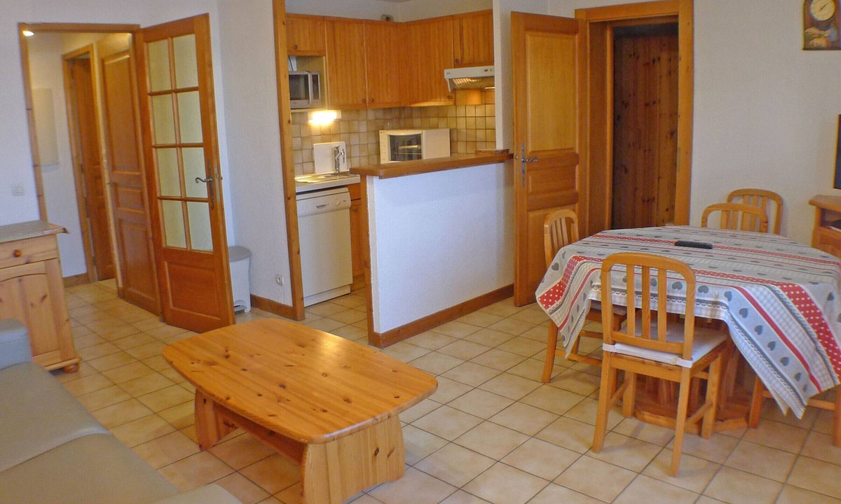 Samoens Apartment | Cozy apartment in Samoëns with terrace and parking