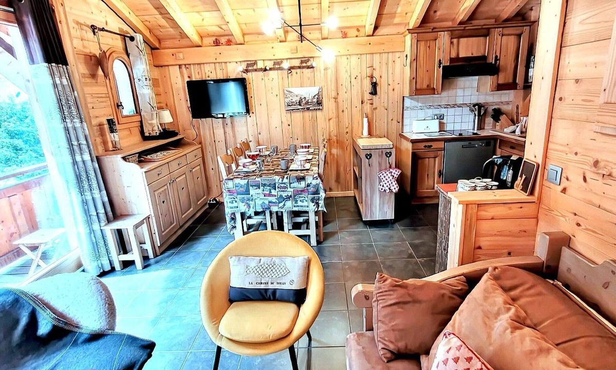 Les Gets Apartment | Cozy chalet in Les Gets center, 4-5 ppl, balcony, garage
