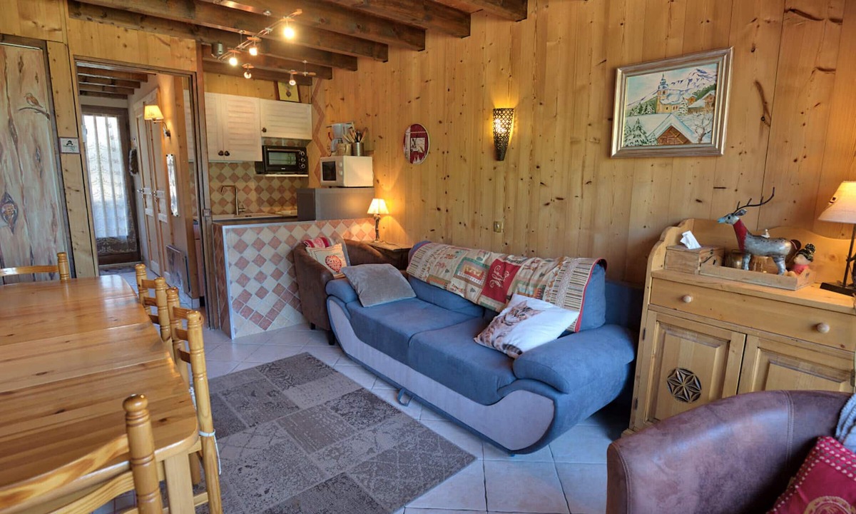 Notre-Dame-de-Bellecombe Apartment | Cozy duplex near slopes with wifi and pet-friendly