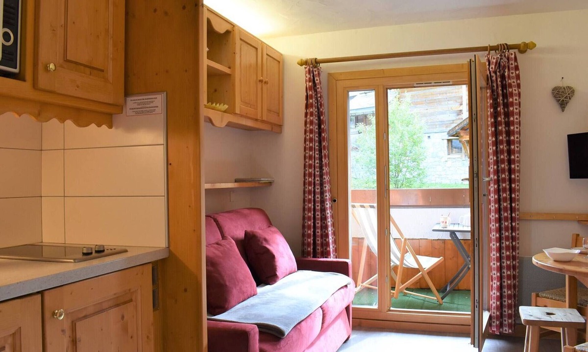 Meribel Apartment | Cozy Studio on Ski Slopes, South Balcony, Sleeps 3 – Méribel
