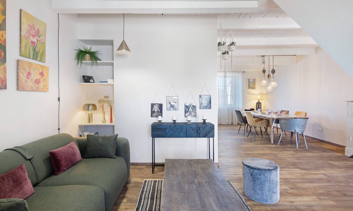 Vogue House | Cozy Vogue Holiday Home with Private Terrace, Balcony, and Air Conditioning