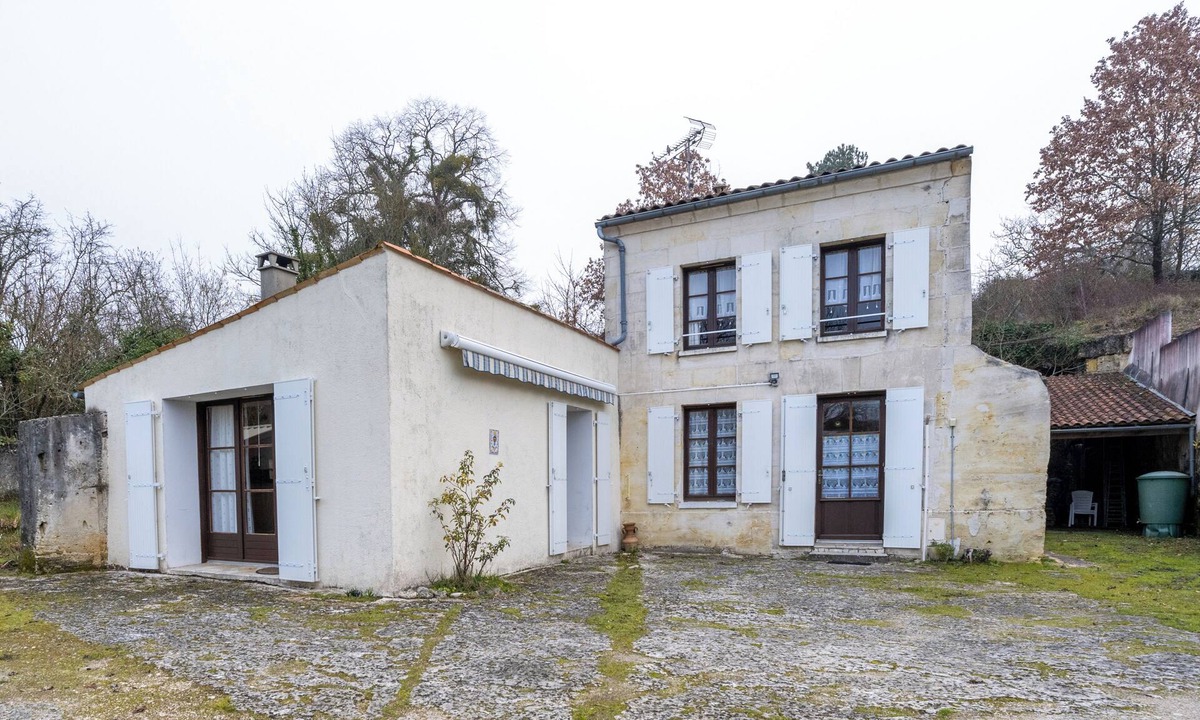 Jonzac House | Cure or vacation a quiet house with a view of the castle