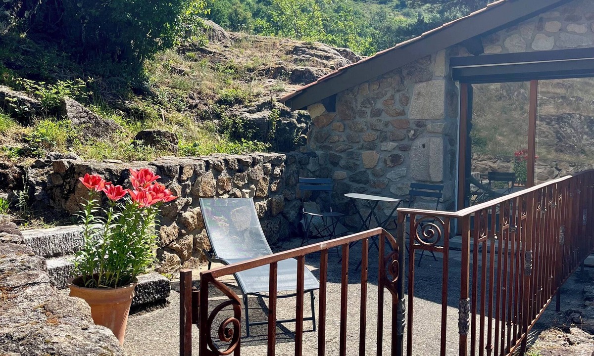 Essertines-en-Chatelneuf Bed & Breakfast | Detached studio surrounded by nature, 1 bedroom, 1 living room, 1 bathroom
