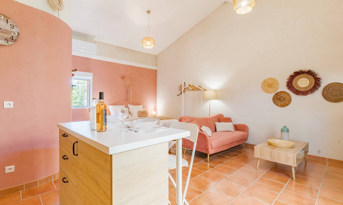 Roussillon House | Domaine Plan des Devens – Peaceful 4* Retreat with Terrace and Heated Pool