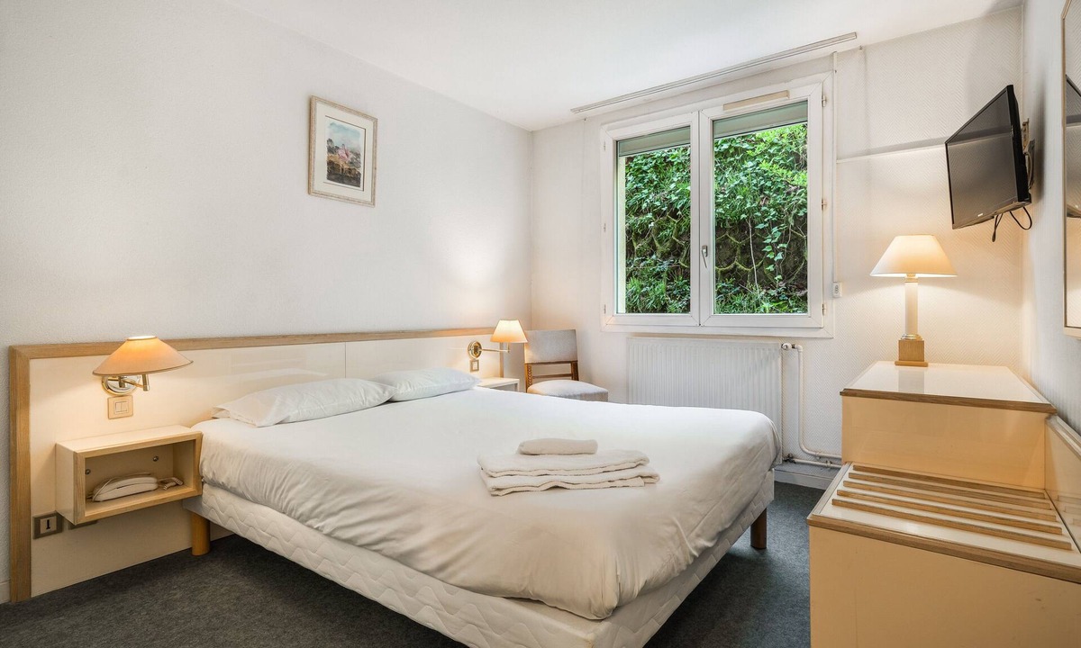 Bessenay Apartment | Double Room Nº101 with Shared Terrace, Wi-Fi and Air Conditioning