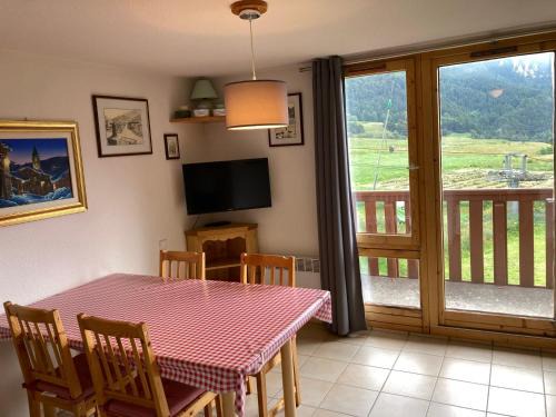 Termignon Apartment | Duplex cosy à Termignon-Val Cenis, 7 pers, au pied des pistes, balcon, garage, Wi-Fi gratuit - FR-1-508-295