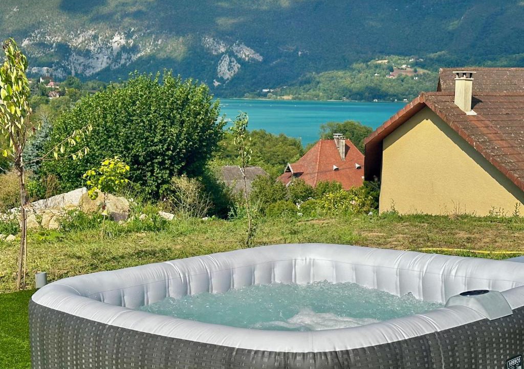 Lepin-le-Lac Apartment | Evasion entre lac et montagne Spa Billard Fitness