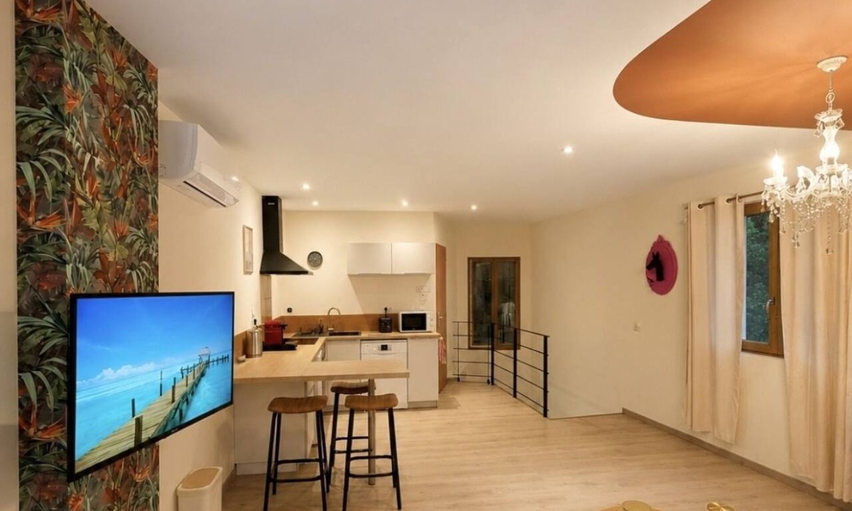 Saint-Etienne-de-Saint-Geoirs Apartment | T2 near village ~ Wifi ~ Air conditioning ~ Terrace