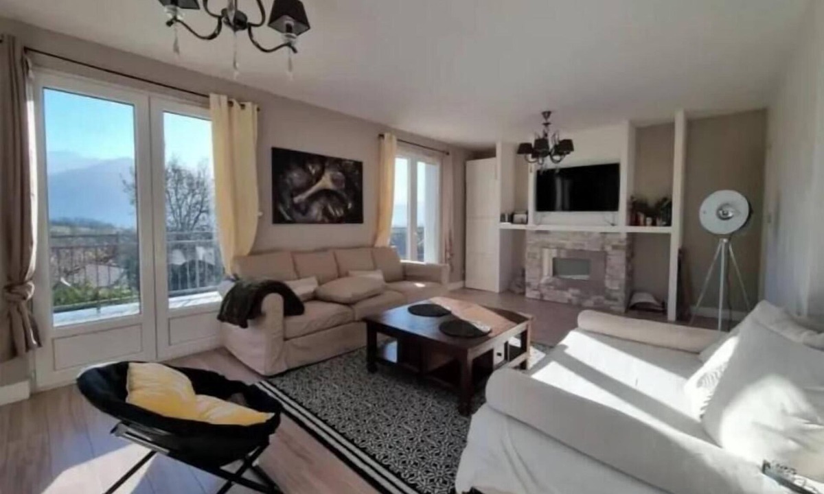 Saint-Vincent-de-Mercuze Apartment | Furnished apartment, 76 m², 30 m² terrace, view of Belledonne