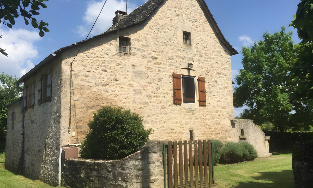 Bournazel House | Gîte Du Cayrou: private terrace, garden, Wi-Fi, family-friendly in Bournazel