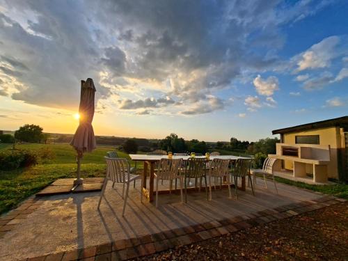 Saint-Amour House | Gîte familial 10 pers jardin et piscine