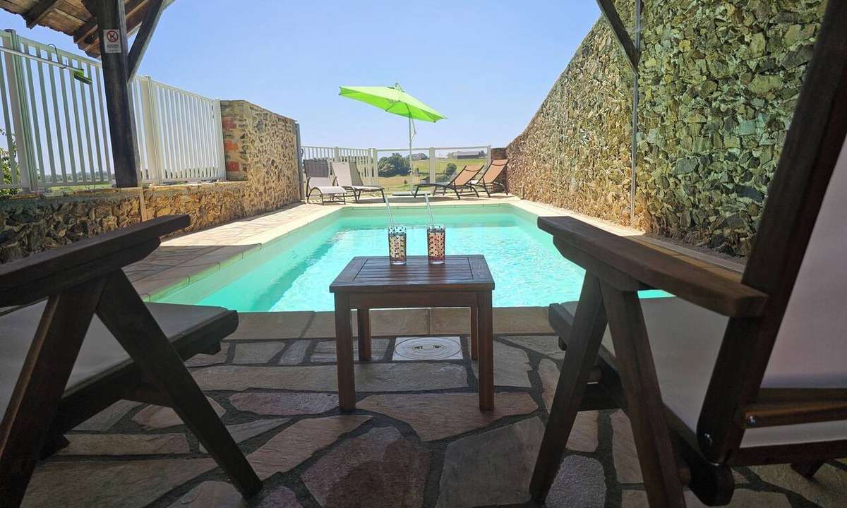 Maurs House | Gîte Piscine Cantal Lot. Charme/confort/loisirs. Corps Ferme Clos & Privatif