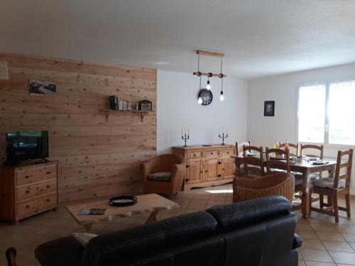 Saint-Romain-en-Jarez House | Gîte rural avec jardin et jeux pour enfants - FR-1-496-286