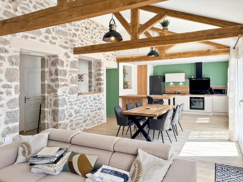 Ladinhac House | Gîtes rénovés pour 8 pers - piscine privée, Cantal