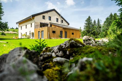 Premanon Apartment | Gite de Caractère dans Ferme en pierre - Double Terrasse et Vue Panoramique - 6p - Sauna & bain nordique