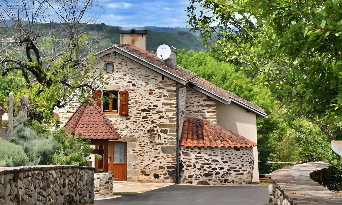 Boisset House | Gite de Felgines – Charming Cottage with Fireplace, Garden & Table Tennis