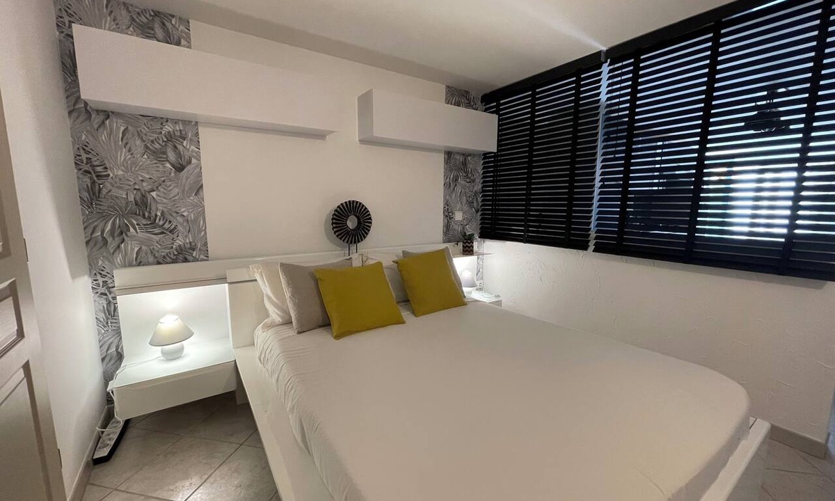 Valensole House | Ground floor of a villa with a garden and private parking