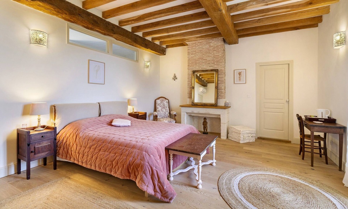 Saint-Privat-des-Pres Bed & Breakfast | Guest Room “Rose Room” in the Castle