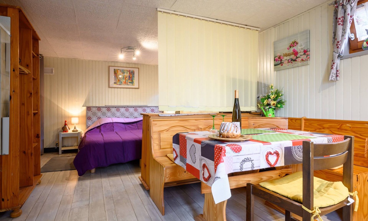Walbach Bed & Breakfast | Guest Room 'La Châtelaine - Pinot Noir' with Mountain View, Shared Terrace & Wi-Fi