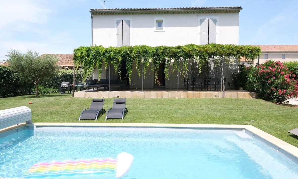 Bedarrides Villa | Heated pool villa rental in Bédarrides for 6 people