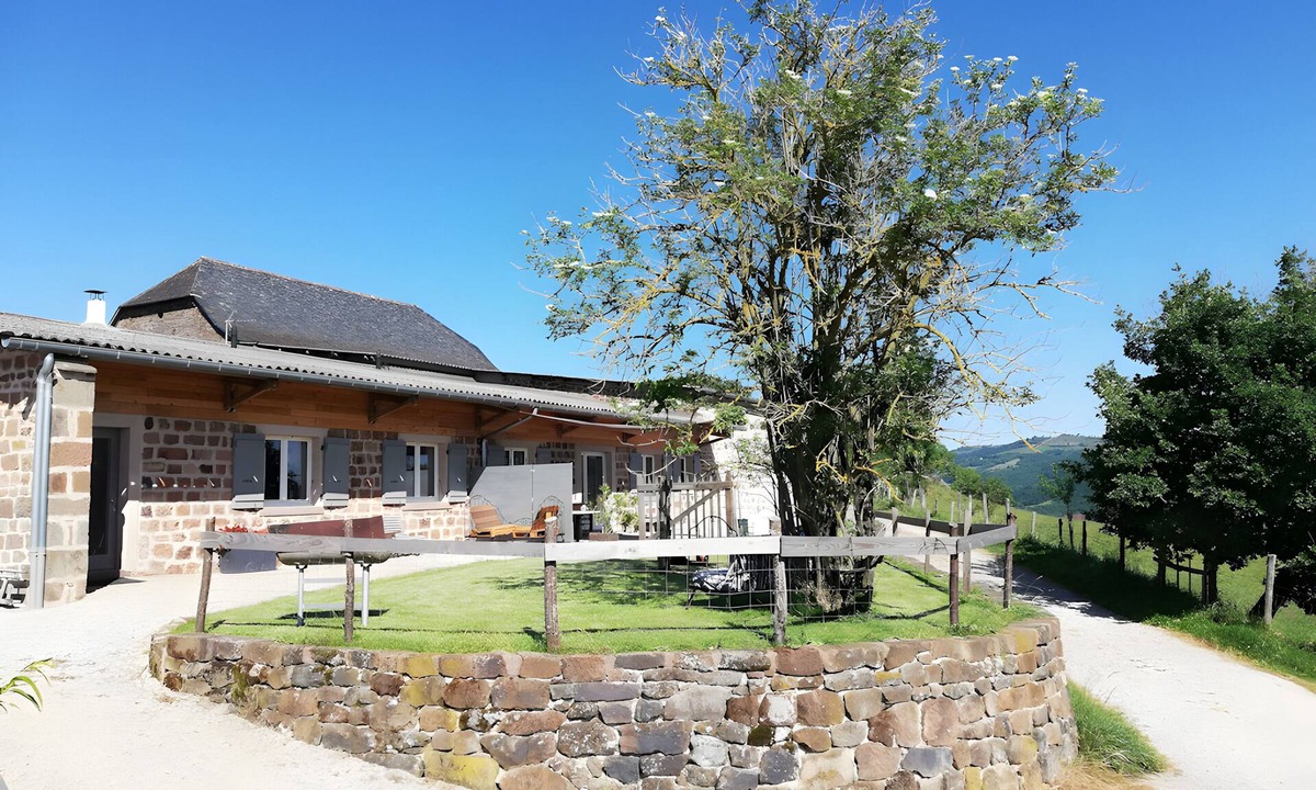 Nauviale House | Holiday Home “Gîte Les Tourettes” with Shared Pool, Private Terrace and Wi-Fi