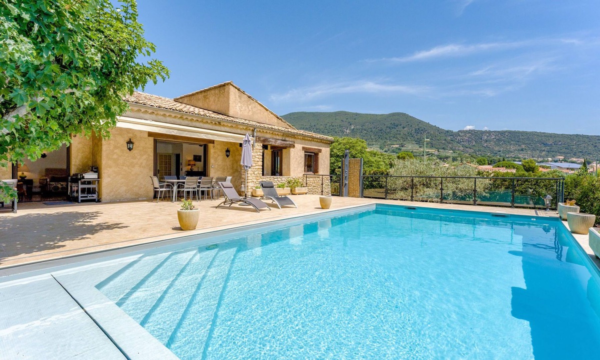 Nyons House | Holiday Home “La Villa D'antan - Pool” with Mountain View, Wi-Fi, and Air Conditioning