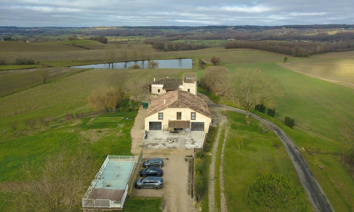 Montpezat-de-Quercy Villa | Homerez - Big villa for 14 ppl. with swimming-pool at Montpezat-de-Quercy