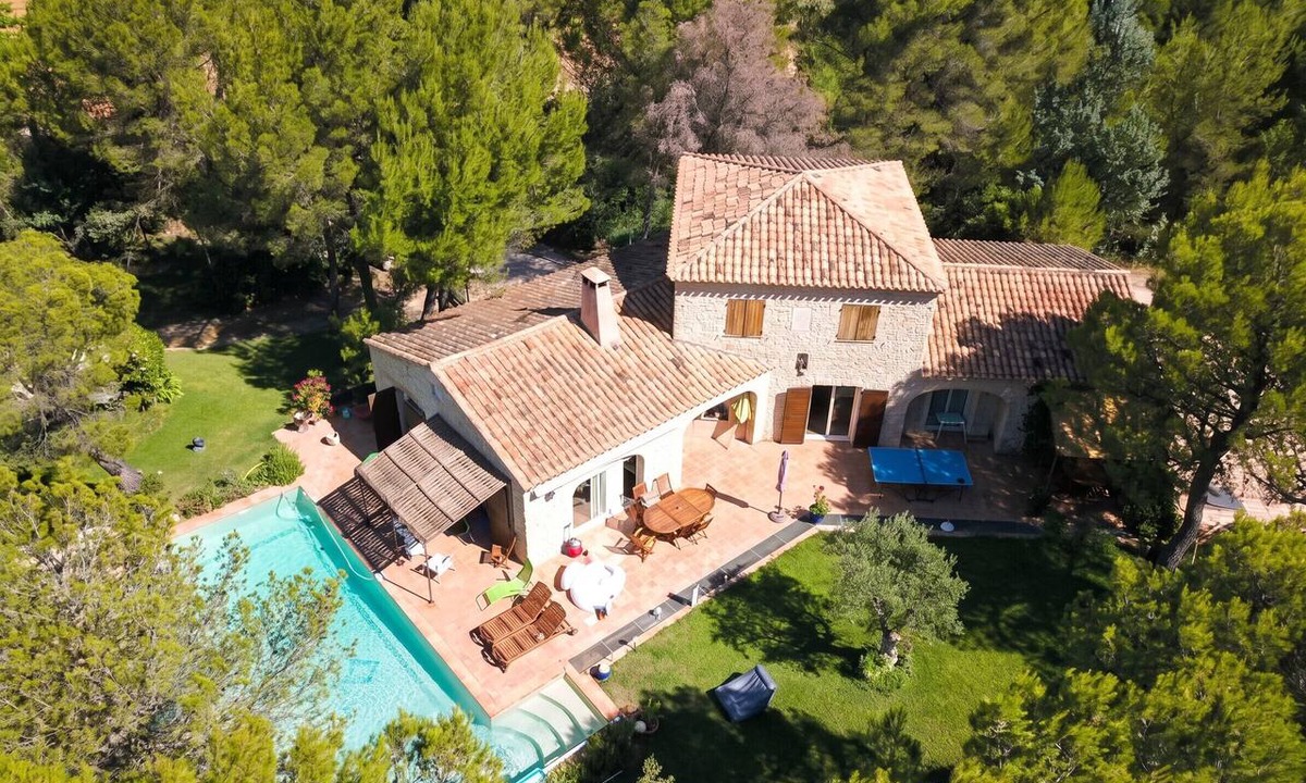 Rousset Villa | Homerez - Villa Rousset with Pool
