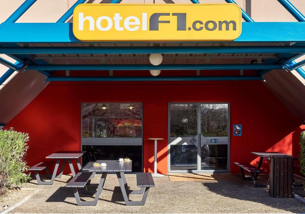 Saint-Cergues Hotel | hotelF1 Annemasse Hotel Renove