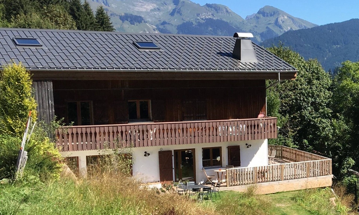 Les Gets Apartment | In a beautiful chalet, large apartment, mountain view, garden, terrace, sauna