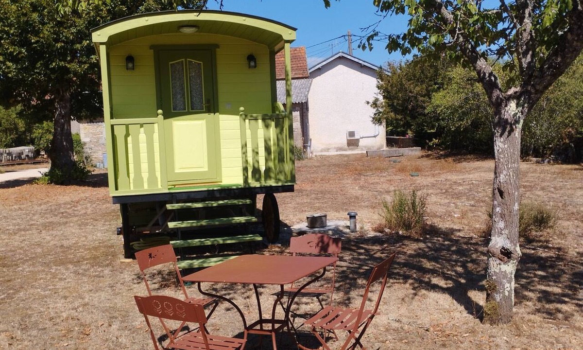 Laramiere Cabin | In the countryside, the LARAMIERE Beaujot trailer. Pets allowed.