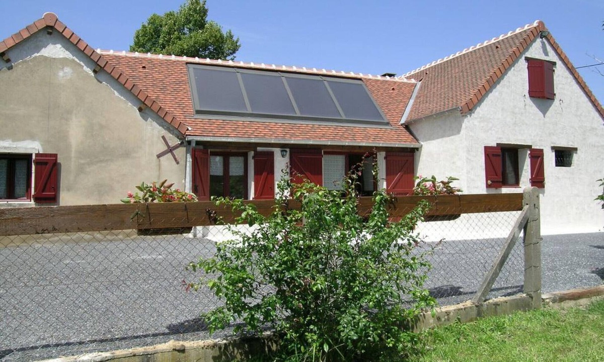 Dompierre-sur-Besbre Cottage | Independent Cottage Near Le PAL with Wifi and Pets Allowed