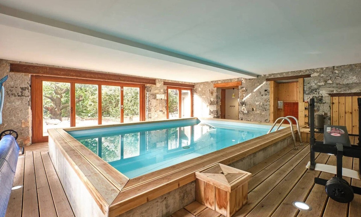 Noyarey Bed & Breakfast | L'Argentier Guest Room – Heated Indoor Pool & Characterful House