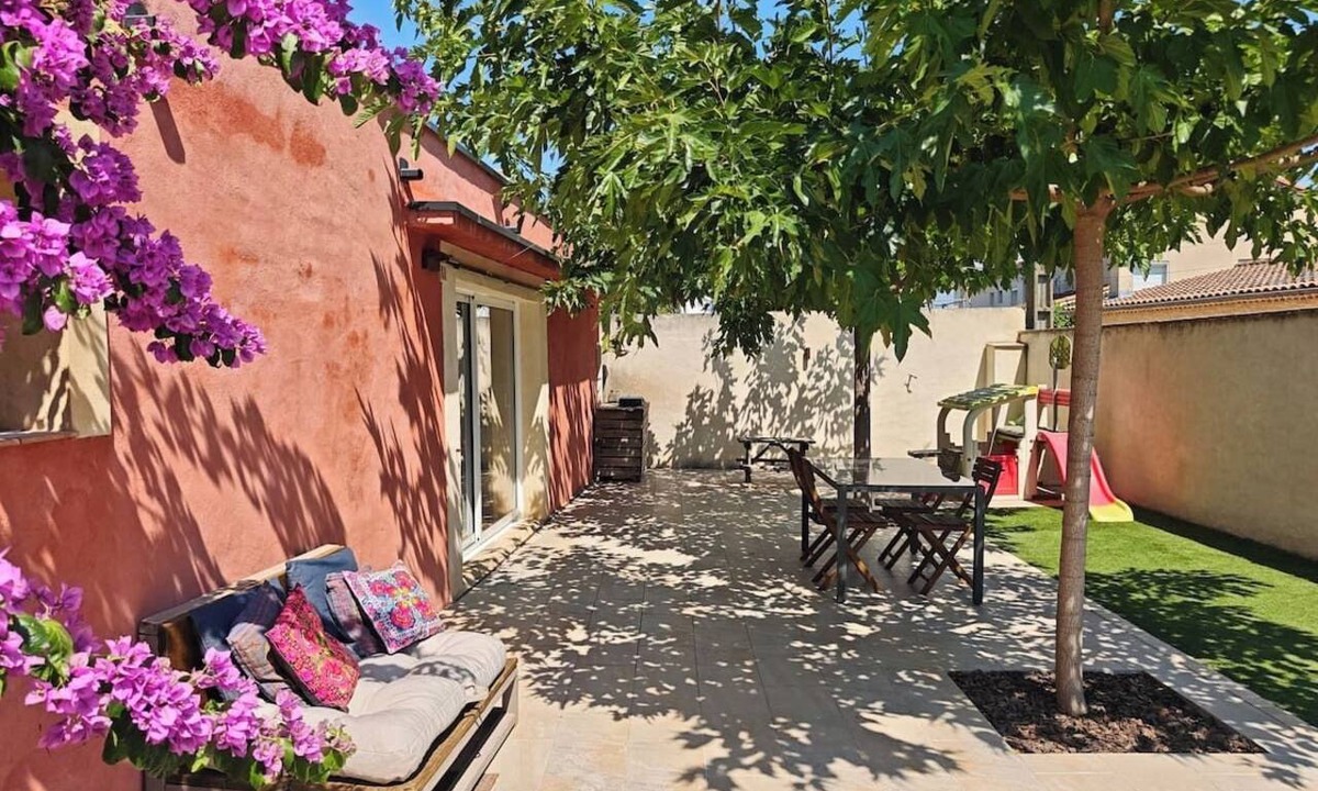 Sorgues House | L'Escale Provençale - A small cottage with a shaded courtyard, just 5 minutes from Avignon.