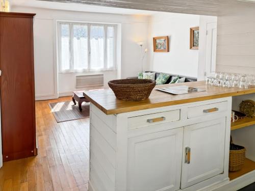 Vic-sur-Cere House | La maison des Hortensias Vic-Sur-Cère, 10 pers