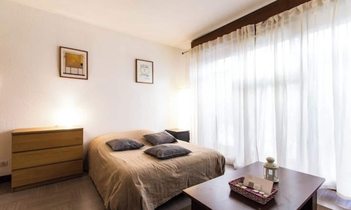 Secteur 2 Apartment | Large studio in the historic 1 TVA district of Grenoble city center