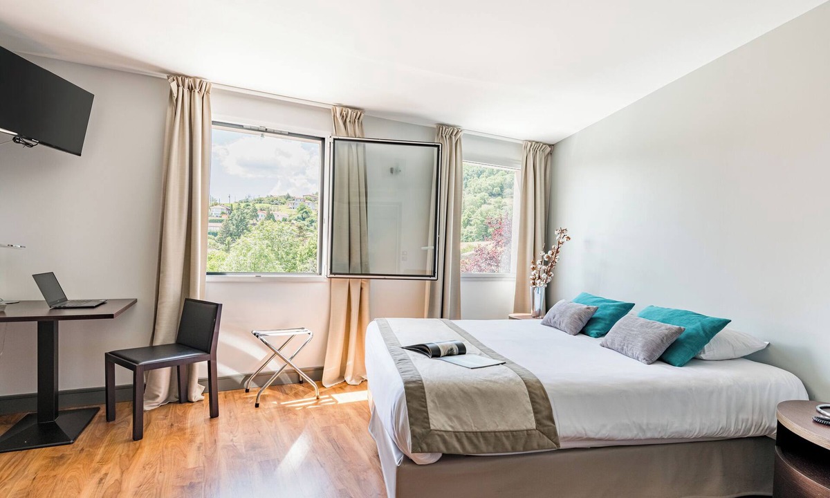 Brullioles Hotel | Le Place Neuve