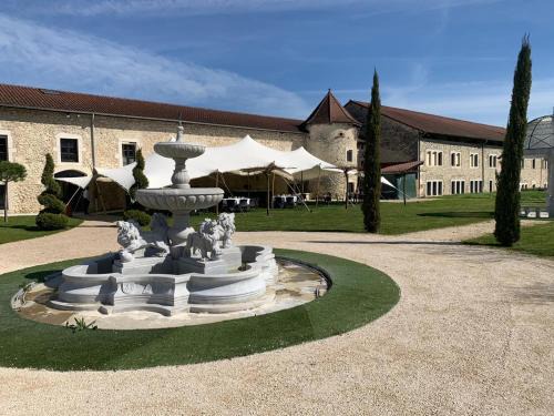 Vignieu Hotel | Les Dépendances du Château Chapeau Cornu