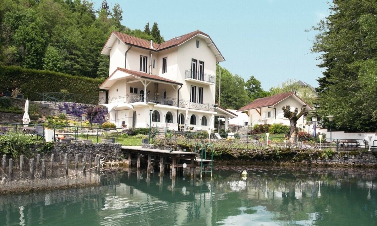 Saint-Alban-de-Montbel Villa | Les Nénuphars, Superbe Villa au Bord du Canal du Thiers, Lac D'aiguebelette