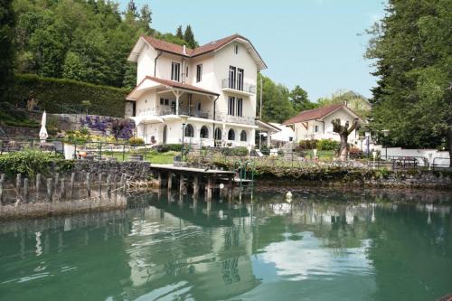 Saint-Alban-de-Montbel Villa | Les Nénuphars magnifique villa au bord du canal