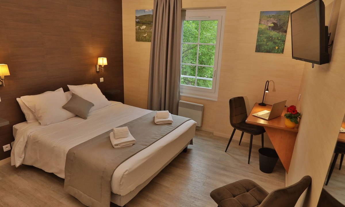 Salles-la-Source Hotel | LOGIS HOTEL - L'HÔTEL DES BAINS