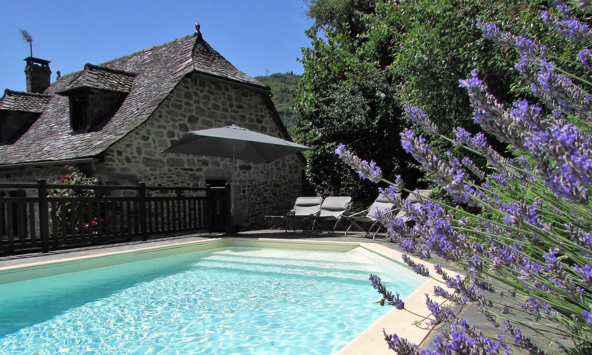 Saint-Hippolyte House | Lovely lakeside house with private pool