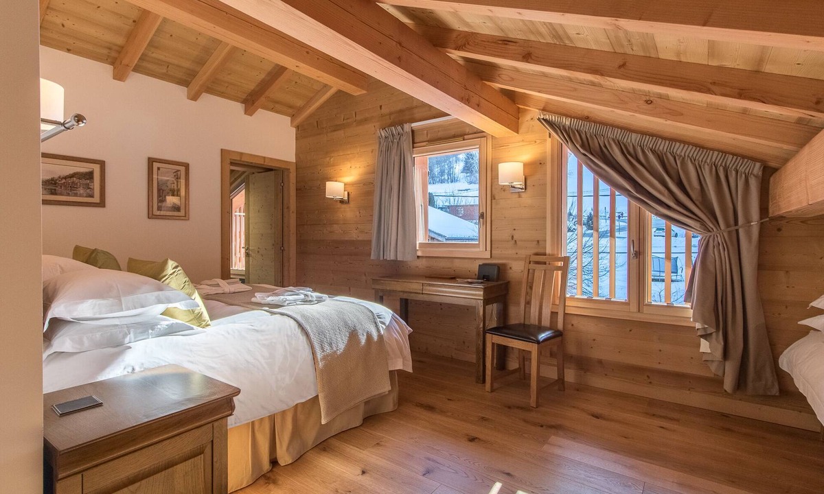 Samoens Ski Chalet | Luxury 5 Ensuite Bedroom Chalet With Hot Tub and Stunning Mountain Views