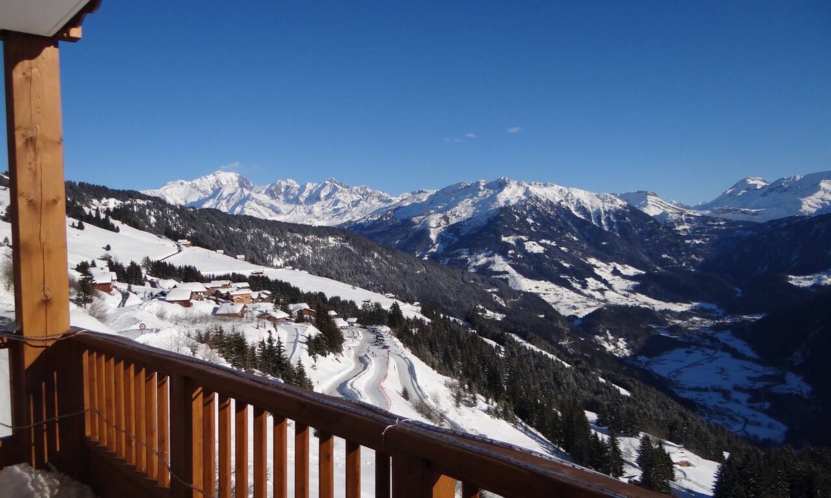 Bisanne 1500 Apartment | Luxury Apartment for 6–8 People, Direct Access to the Slopes, South-Facing Pool, View of Mont Blanc